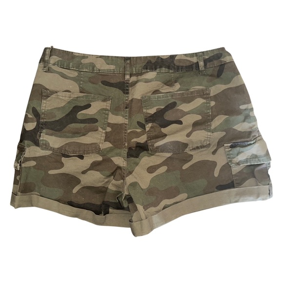 ✪ ℂ𝕒𝕞𝕠 𝕊𝕙𝕠𝕣𝕥𝕤, 𝕊𝕚𝕫𝕖 𝟙𝟚 ✪ - Picture 2 of 3